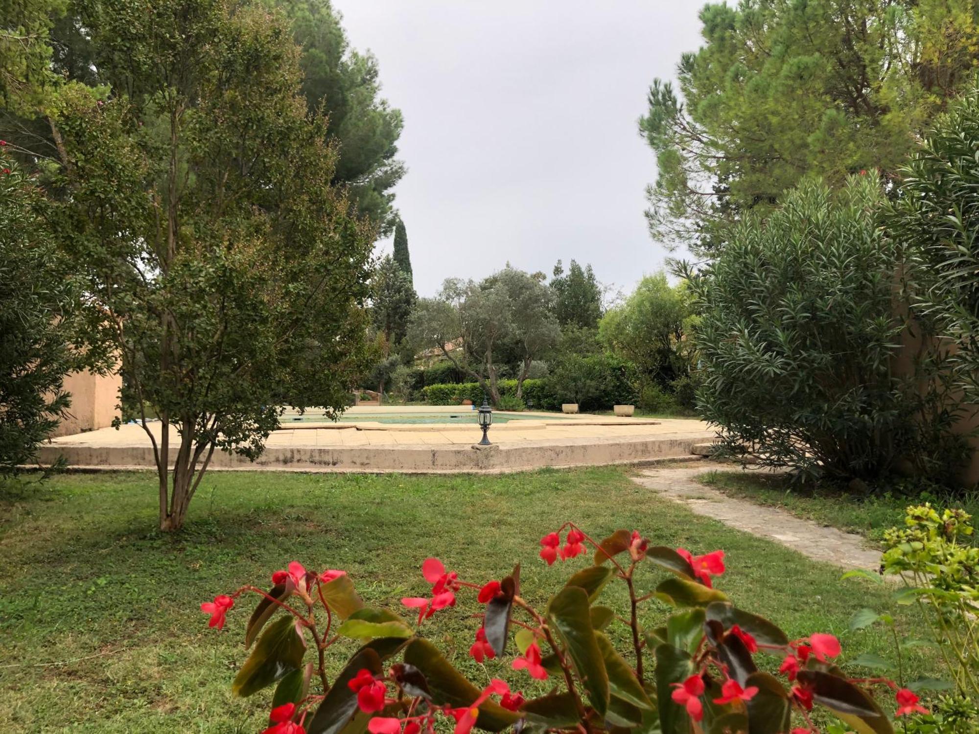 Gite En Provence Dans Grand Jardin Avec Piscine Partagee Cornillon-Confoux Екстер'єр фото